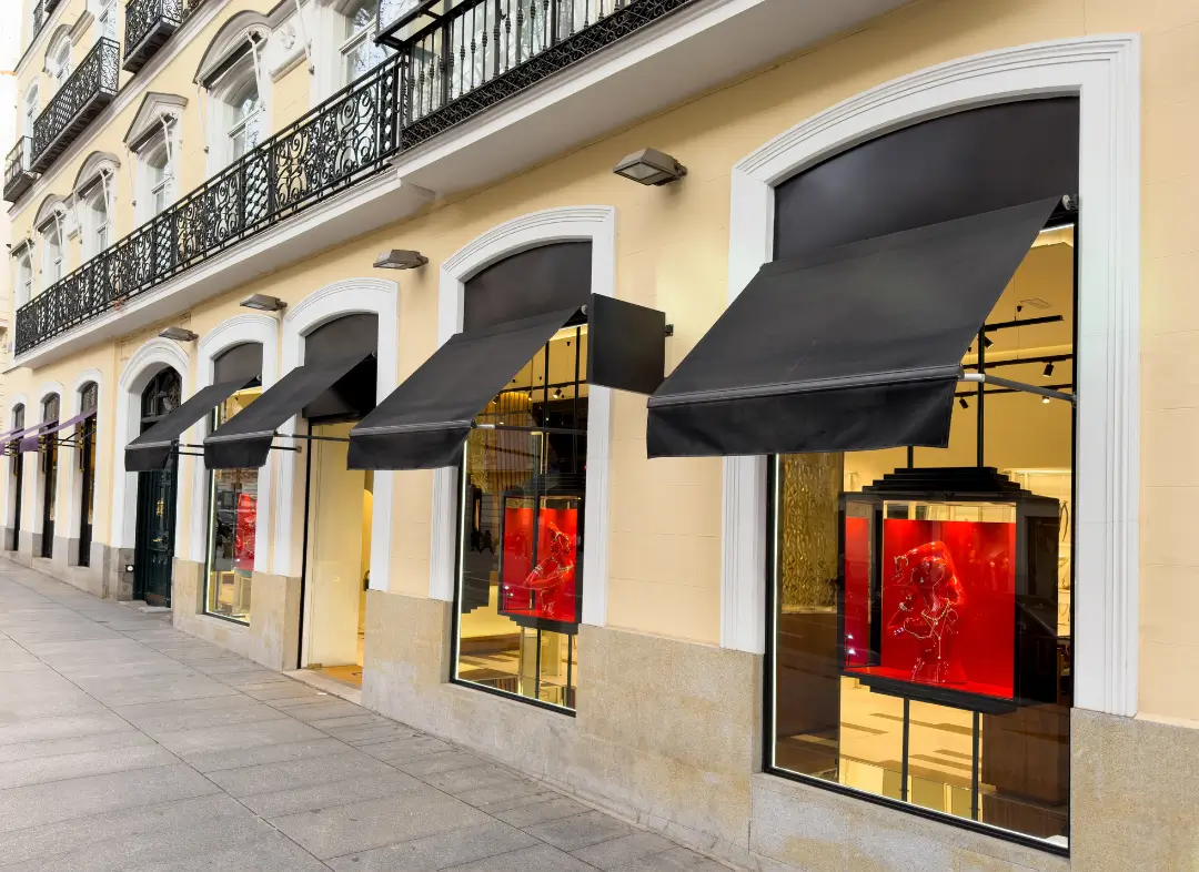 Façade vitrine de magasin en aluminium sur mesure à Le Fenouiller